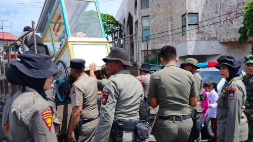 Lapak pedagang di Pasar Raya hingga Permindo ditertibkan Satpol PP Padang. (Foto: istimewa)