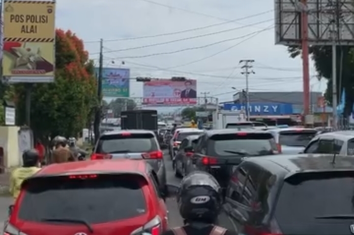 Terjadi kemacetan di Simpang Empat Alai karena perbaikan listrik. (Foto: tangkapan layar IG @infosumbar)