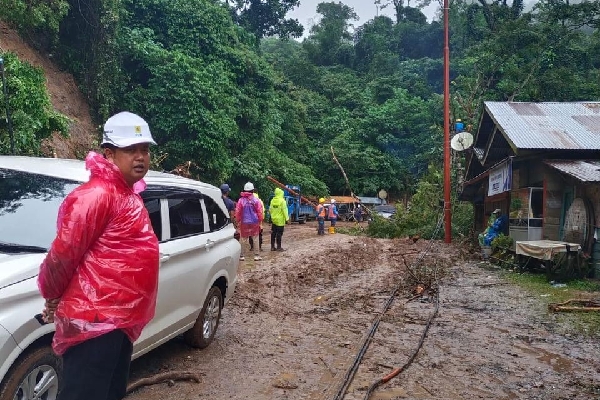 Longsor di Kelok 17. (Foto: Humas PLN)