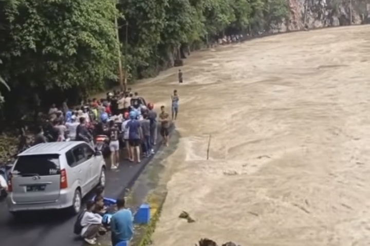 Batang Kuantan meluap, akses jalan di Geopark Silokek tidak bisa dilewati.