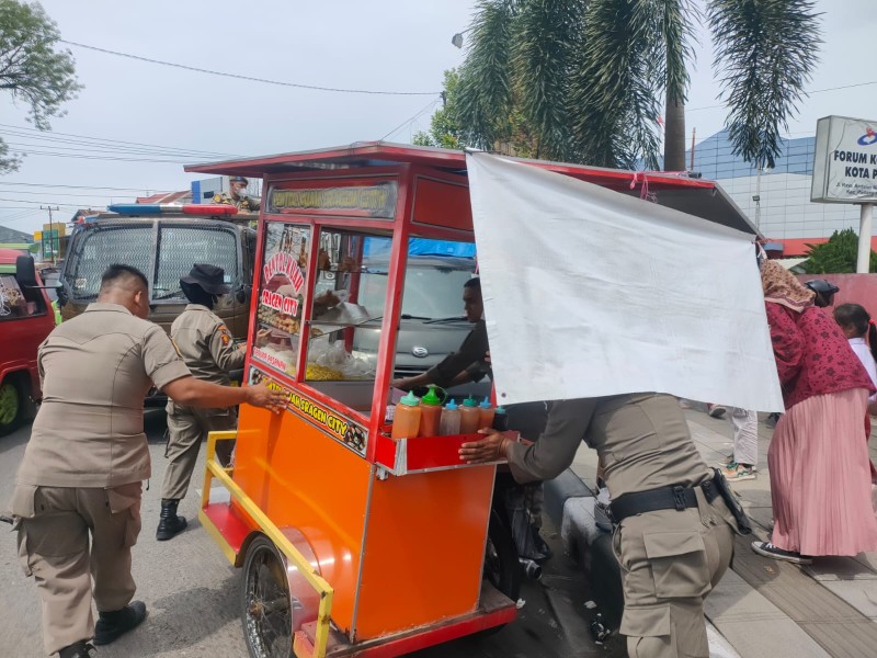 Satpol PP Kota Padang tertibkan pedagang.