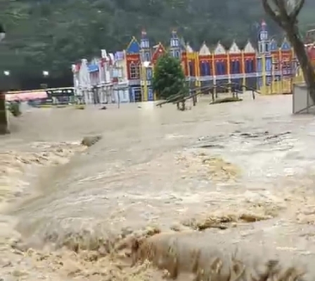 Banjir melanda objek wisata Harau Limapuluh Kota. (Foto: istimewa)