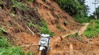 Seorang pemotor tewas tertimpa longsor di Koto Laweh, Kabupaten Tanah Datar. (Foto: BPBD Tanah Datar)