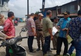 Satpol PP Kota Padang tertibkan Billboard di Lubeg. (Foto: Instagram @satpolpppadang)