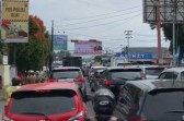 Terjadi kemacetan di Simpang Empat Alai karena perbaikan listrik. (Foto: tangkapan layar IG @infosumbar)