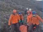 Evakuasi korban erupsi Gunung Marapi. 