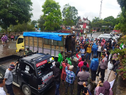 Warga berunjuk rasa di kantor Mapolres Solok Arosuka, Kabupaten Solok pada Kamis siang, 10 Januari 2024. (Foto: Infosumbar)