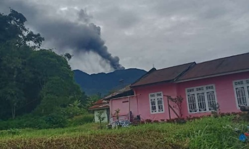 Warga Dusung Rumbai pilih tetap bertahan meski gunung Marapi erupsi. (Foto: Haloriau)