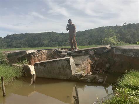 Jalan Nagari Batu Bala Pesisir Selatan putus. (Foto: pesisirselatankab.go.id)