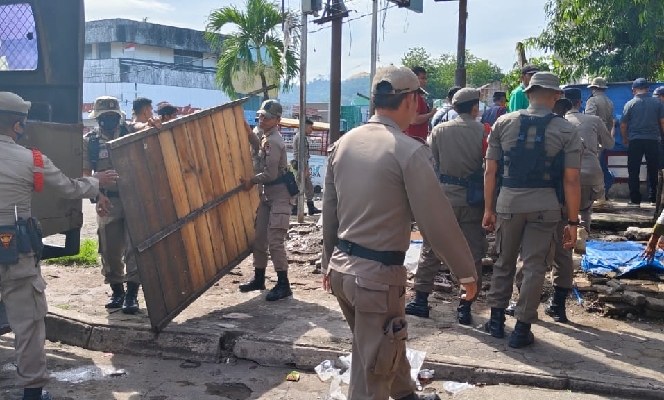 Lapak PKL ditinggal begitu saja di Pasar Raya Barat diangkut Satpol PP Padang.