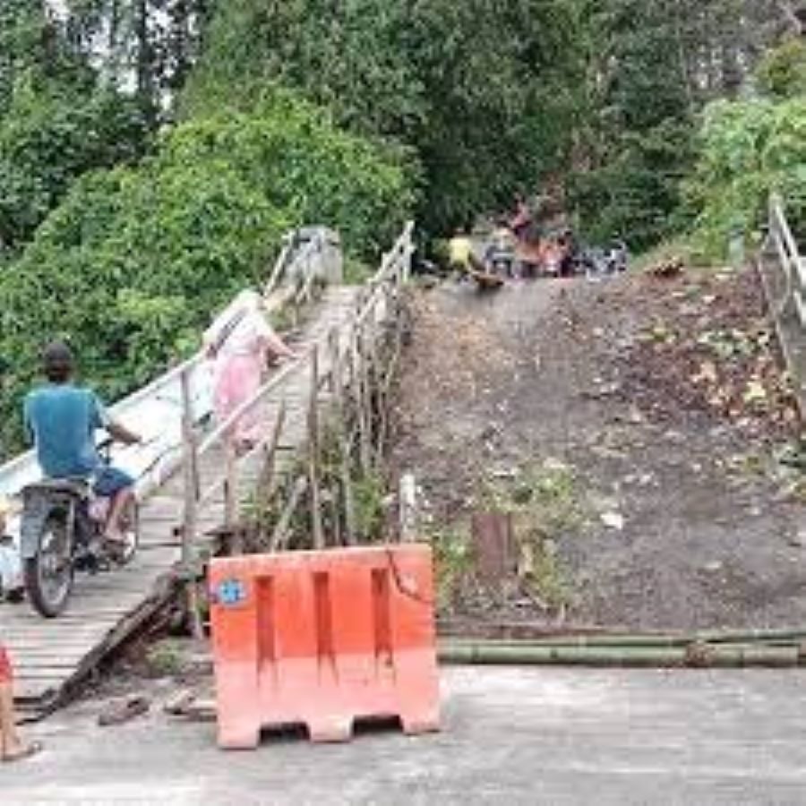 Jembatan Lubuk Napa patah akibat banjir. (Foto: Instagram)