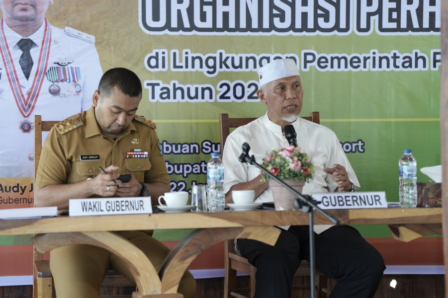 Gubernur Sumbar, Mahyeldi Ansharullah usai memimpin rapat pimpinan terkait rencana kerja Organisasi Perangkat Daerah (OPD) dilingkup Pemprov Sumbar Tahun 2024 di Labuan Sunday Resort, Kabupaten Pesisir Selatan, Senin, 22 Januari 2024. (Foto: Humas Pemprov