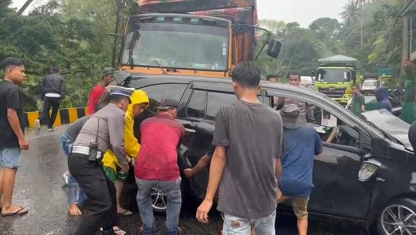 kecelakaan beruntun di Silaiang Padang Panjang. (Foto: istimewa)