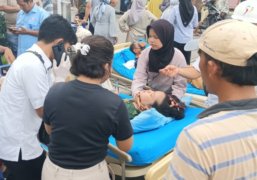 Pasien berada di halaman Semen Padang Hospital pasca ledakan terjadi 