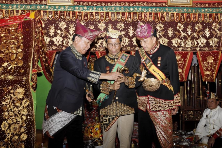 Mahfud MD Menerima Gelar Adat dari Masyarakat Lampung
