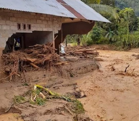 Longsor di Kecamatan Mapat Tunggul Selatan, Kabupaten Pasaman. (Foto: Portaleditor)