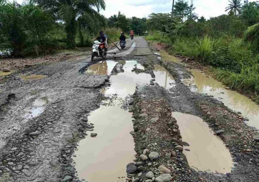 Jalan penghubung rusak parah. (Foto: Sumatera News)