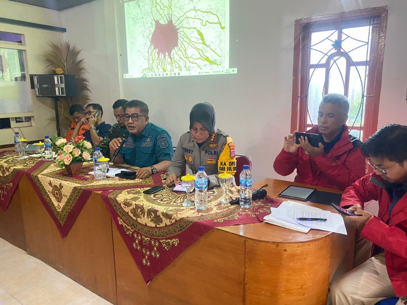 Komandan Distrik Militer (Kodim) 0304 Agam, Letkol Arm Bayu Ardhitya Nugroho saat Rapat Koordinasi Lintas Sektoral untuk membahas kenaikan status level Gunung Marapi dari Level II (Waspada) menjadi Level III (Siaga). (Foto: Pemkab Agam)