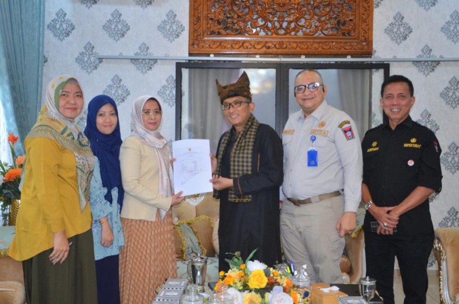 Tim BPK RI Berfoto bersama Wali Kota Padang dan Sekretaris Daerah Kota Padang