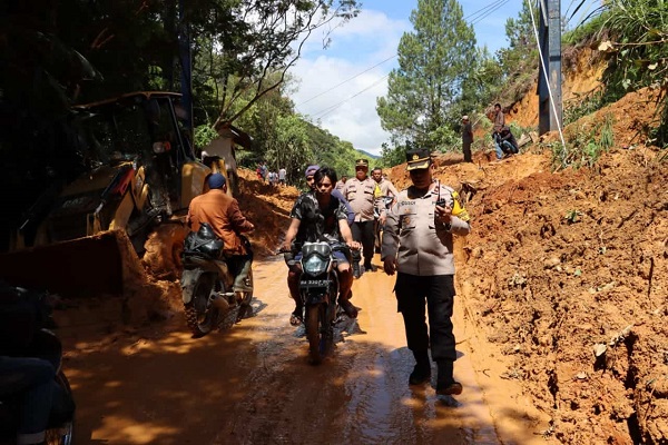 Jalan Lintas menuju Solok Selatan longsor. (Foto: istimewa)