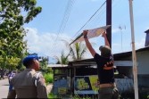 Satpol PP Kota Padang copot spanduk yang melanggar.