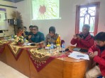 Komandan Distrik Militer (Kodim) 0304 Agam, Letkol Arm Bayu Ardhitya Nugroho saat Rapat Koordinasi Lintas Sektoral untuk membahas kenaikan status level Gunung Marapi dari Level II (Waspada) menjadi Level III (Siaga). (Foto: Pemkab Agam)