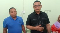 Bupati Solok, Epyardi Asda mengunjungi HK yang berusia 18 tahun korban dugaan kasus perkosaan di RSUD Arosuka pada Senin, 8 Januari 2024 sore. (Foto: istimewa)