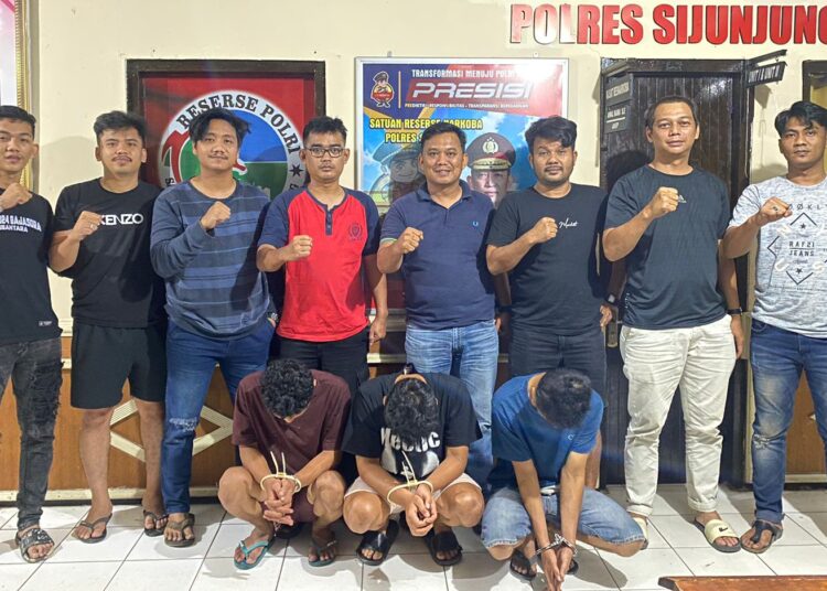 Tim Satres Narkoba Polres Sijunjung mengamankan 3 pemuda yang diduga menyalahgunakan narkoba