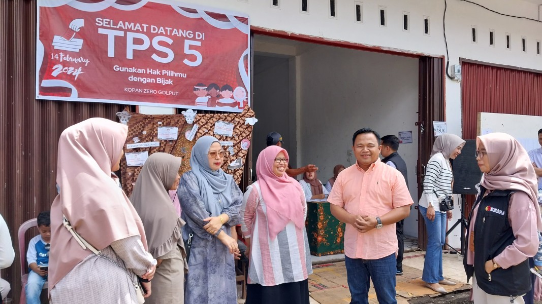 Pengawasan Pemilu oleh Komisioner Bawaslu Sumbar bersama jajaran di TPS 05 Koto Panjang Kota Payakumbuh. (Foto: Halonusa.com)