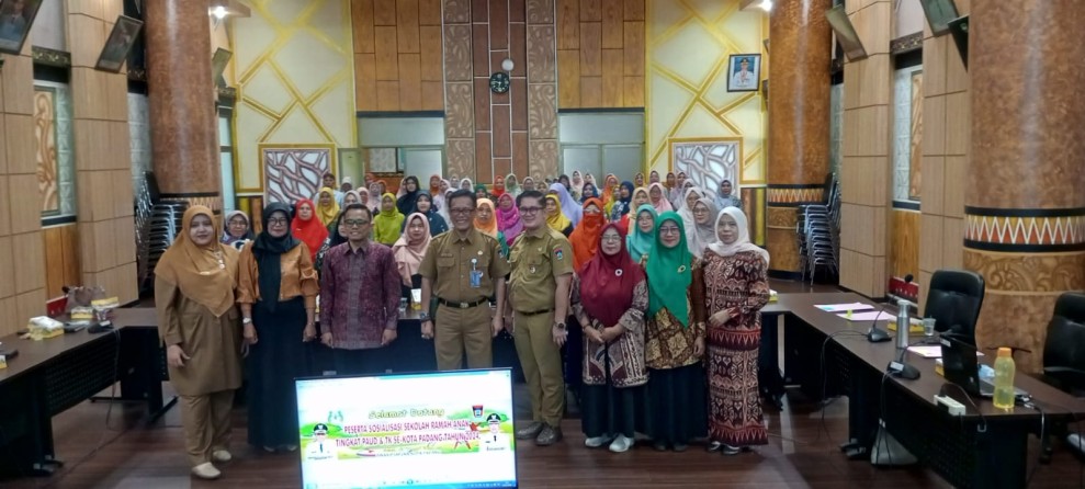 Pembukaan sosialisasi Sekolah Ramah Anak bagi tenaga pendidik/guru PAUD TK Sekota Padang. (Foto: Istimewa)