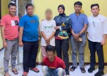 Polisi mengamankan pelaku dan korban (Pelaku memakai baju warna merah)