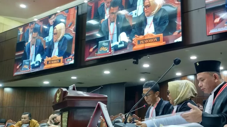 Kuasa hukum Partai Gerindra, Amnasmen dan Aermadepa saat jalani sidang MK terkait PHPU di Kabupaten Solok. (Foto: Istimewa)