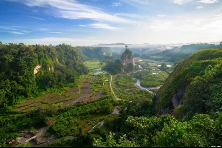 Geopark Sianok Canyon, atau Ngarai Sianok. (Foto: Newsantara)