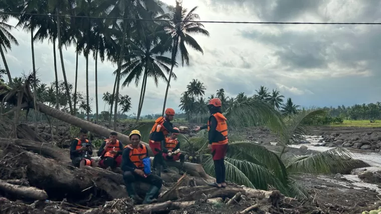 Tim gabungan pencarian korban hilang pascabanjir bandang di Sumatera Barat. (Foto: Halonusa.id)