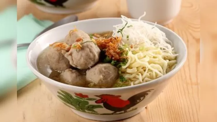 Makan bakso enak di Kota Bukittinggi. (Foto: Istimewa)