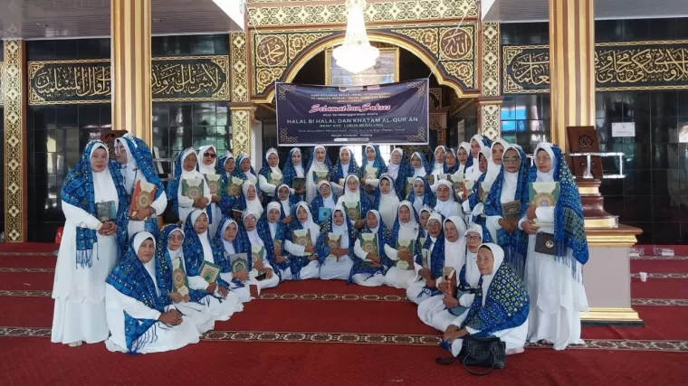 60 orang lanjut usia di Wilayah Lubuk Begalung mengikuti prosesi khatam Alquran yang diadakan di Masjid Imadudin, Lubuk Begalung. (Foto: Istimewa)