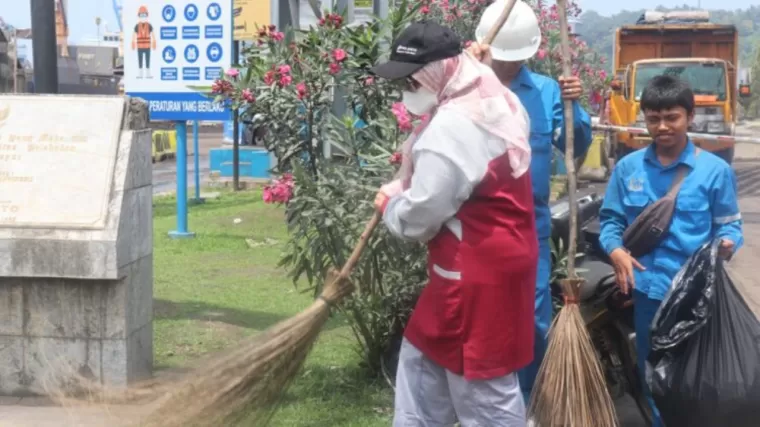 Aksi bersih-bersih yang dilakukan oleh petugas kebersihan di Pelindo II Teluk Bayur Padang. (Foto: Istimewa)