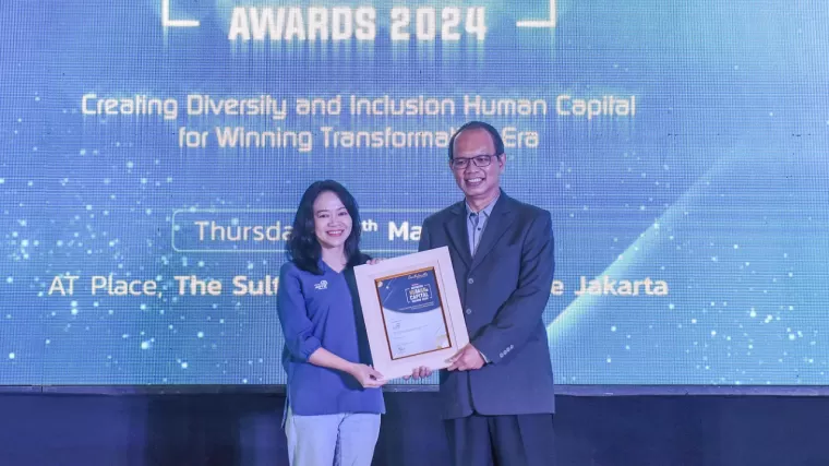 Manager Learning &amp; Culture Management Asuransi Astra, Francisca Mulia (kiri) saat menerima penghargaan Indonesia Human Capital Awards 2024. (Foto: Asuransi Astra)