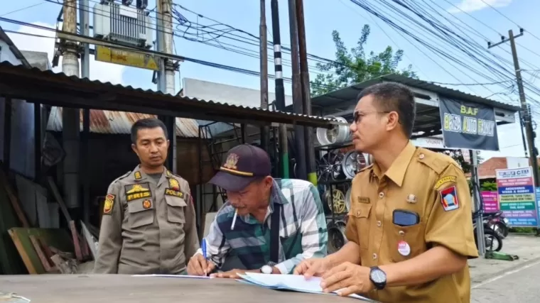 Bangunan Semi Permanen di Bawah Trafo Listrik Bertegangan Tinggi Dibongkar Satpol PP Padang