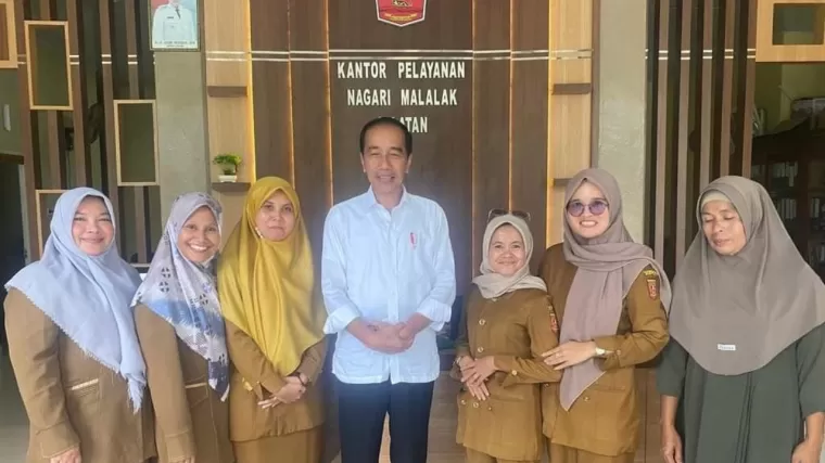 Joko Widodo Presiden Indonesia bertamu ke kantor Wali Nagari Malalak Selatan, Kabupaten Agam. (Foto: Istimewa)