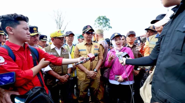 Kepala BMKG Dwikorita Karnawati saat diwawancarai awak media di Sumbar. (Foto: BNPB)