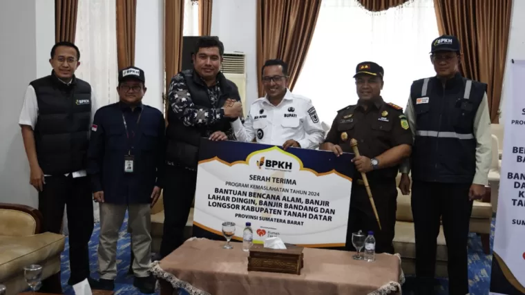 Badan Pengelolaan Keuangan Haji (BPKH) menyerahkan bantuan terhadap korban banjir bandang di Kabupaten Tanah Datar, Sumatera Barat. (Foto: Istimewa)
