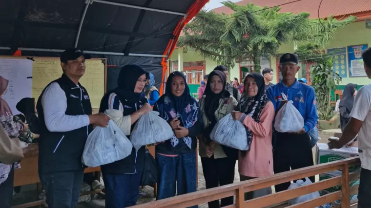 BRI Padang bagikan bantuan makanan kepada masyarakat terdampak galodo dan banjir bandang di Sumbar. (Foto: BRI Padang)