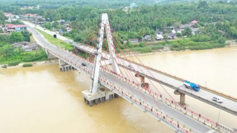 Jembatan Batang Hari Sungai Dareh, Dharmasraya. (Foto: Istimewa)