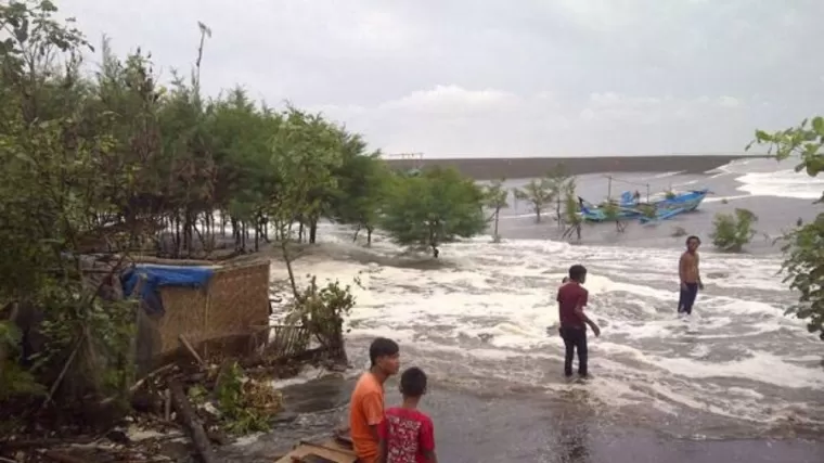 Ilustrasi gelombang pasang dan banjir rob. (Foto: Ist)