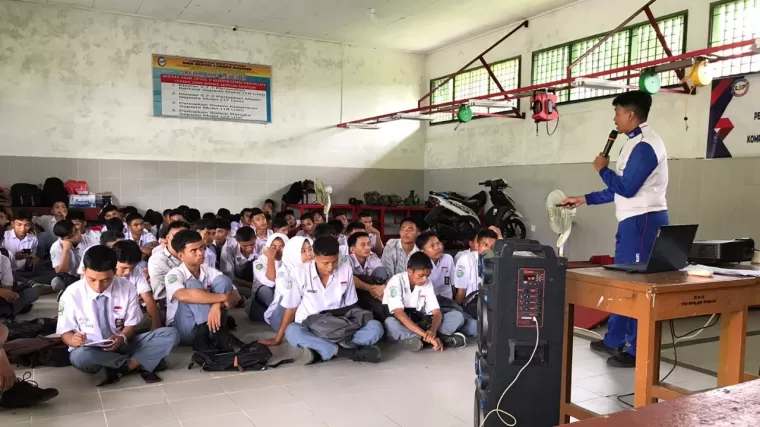 PT. HPM mengadakan edukasi keselamatan berkendara bertema &quot;Bangga menjadi Generasi #Cari_Aman&quot; di SMK N 1 Lubuk Basung. (Foto: Honda Hayati)