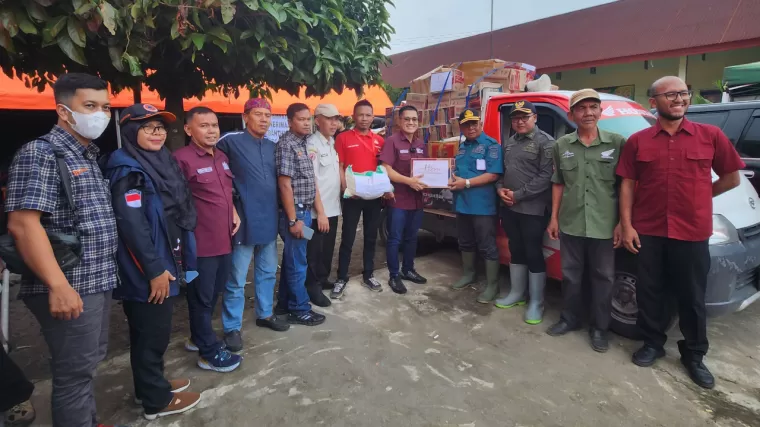 PT Hayati Pratama Mandiri serahkan bantuan bencana alam di Sumatera Barat. (Foto: Honda Hayati)