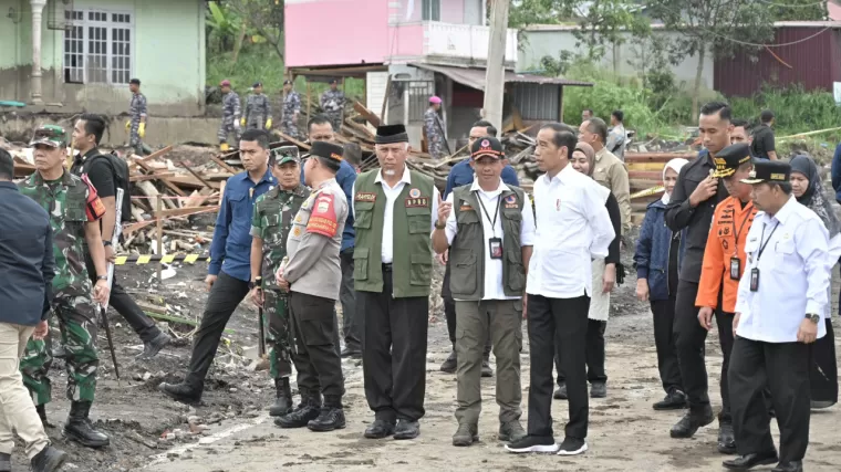 Presiden Joko Widodo tinjau lokasi banjir bandang di Sumatera Barat, Selasa 21 Mei 2024. (Foto: Biro Adpim Sumbar)