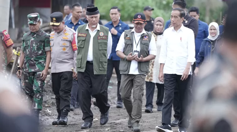 Presiden Joko Widodo (Jokowi) dan Ibu Negara Iriana mengunjungi daerah terdampak banjir lahar dingin di Nagari Bukik Batabuah, Kabupaten Agam, Sumatera Barat, pada Selasa (21/5/2024). (Foto: Biro Adpim Sumbar)