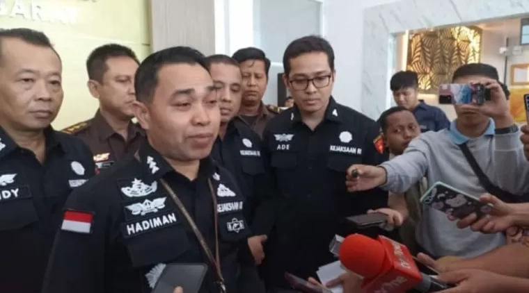 Asisten Pidana Khusus Kejati Sumbar, Hadiman saat diwawancarai awak media di Padang. (Foto: Istimewa)